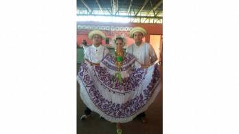 Su Majestad Gabriela, reina del festival, junto a su rey.