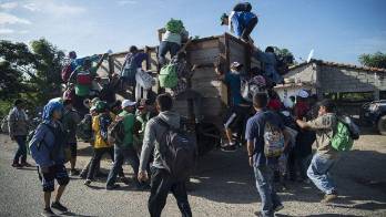 En la caravana hay más hondureños. En la frontera están los soldados.