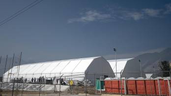 Personas laboran en la construcción de un albergue temporal para migrantes este miércoles, en el Gimnasio Alianza del municipio El Carmen en Nuevo León (México). EFE/ Miguel Sierra