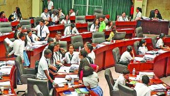 La madre de la joven denunció que le pusieron una sustancia en un baso de agua y luego todo se complicó