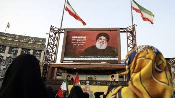 Miles de palestinos escuchan el discurso del líder de Hizbulá, Hasán Nasrala.