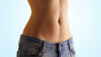 Evite echarse y trabaje para lograr el vientre plano