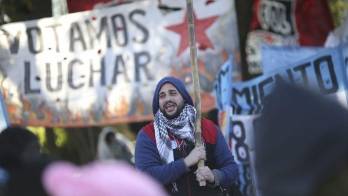 Buenos Aires amaneció ayer revuelta con cierres de calles que se multiplicarón a lo largo del día hasta la protesta convocada por sindicatos y organizaciones sociales contra el Gobierno del presidente, Mauricio Macri.