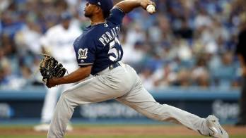 Freddy Peralta durante el partido.