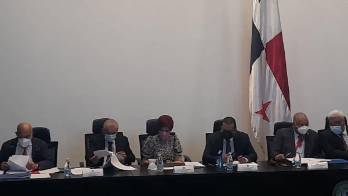 Algunos partidos políticos en la comisión.