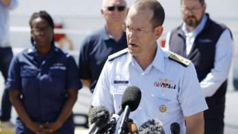 El contralmirante John W. Mauger, del Primer Distrito de la Guardia Costera, informa a los medios sobre los resultados de la búsqueda del sumergible.