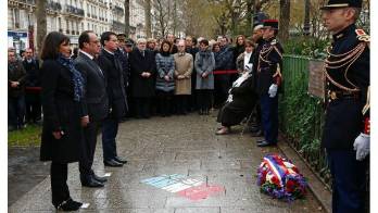 PARÍS CONMEMORA LOS ATENTADOS DE ENERO DE 2015 EN PARÍS | El presidente Francés, François Hollande (i) inauguró ayer tres placas en recuerdo de las víctimas de los atentados de enero de 2015 en París, la primera de una serie de ceremonias para conmemorar los ataques yihadistas que dejaron 17 muertos. El jefe de Estado desveló primero una placa ‘en memoria de las víctimas del atentado terrorista contra la libertad de expresión' en la antigua sede de la revista satírica Charlie Hebdo.