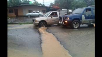 AUTOS SUFREN DAÑOS AL CAER EN EL BACHE | Los residentes de la Urbanización Altamira, en el distrito de David, cerca al aeropuerto de esta ciudad se sienten preocupados por el deterioro de la vía y el MOP no les da respuesta. Intentaron tapar la zanja, pero el problema continúa. Exigen una solución.