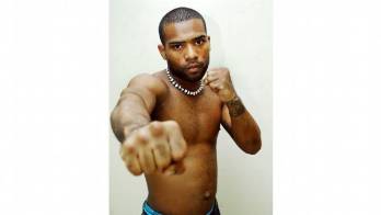 Supuestamente, Jezreel Corrales le pegó, pues pensó que el menor estaba bailando con su mujer.