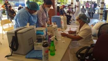 Cuestionan la efectividad de la vacuna.