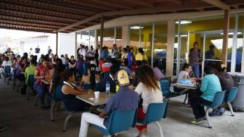 Extranjeros abarrotan la CSS en Clayton para afiliarse al seguro social voluntario.