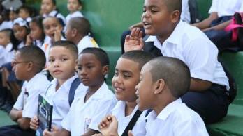 Los educadores denuncian que solamente se va a dar una hora de ciencias naturales en español.