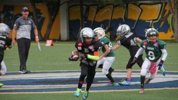 Los pequeños siguen dando todo en la cancha.