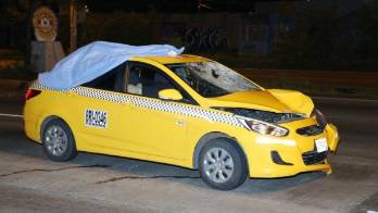 El chofer del taxi iba sólo, con dirección hacia la ciudad capital. A pesar de la magnitud del golpe, salió ileso.
