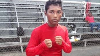 El retador panameño Leroy ‘El Sensacional' Estrada.