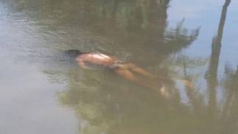 Tiene 40 años aproximados.