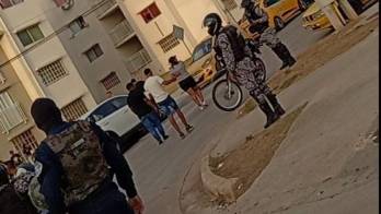 A punta de botellazos reciben a los policías