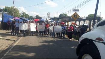 Docentes no descartan cerrar la vía principal.