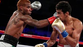 Corrales (i) viene de ser noqueado ante el boricua Alberto Machado.