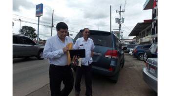 Rosas llega a la diligencia.