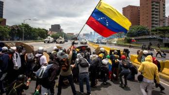 La población sigue protestando por la falta de comida, agua e inflación.