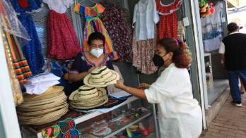 Se puede encontrar toda clase de artesanías nacionales.