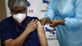 Se cuestiona la eficacia de la vacuna.