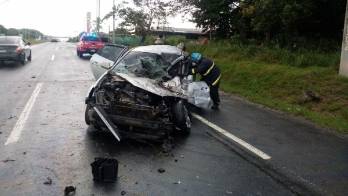 El conductor de uno de los vehículos murió en la escena debido al fuerte impacto.