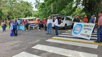 La protesta se realizó en la sede central del Meduca, en Cárdenas,