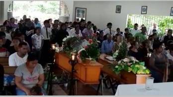 La adolescente Milagros del Carmen Aponte y su madre Otilia Sánchez fueron sepultadas el día de ayer.