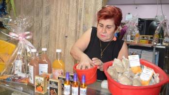 La espiritista Carmencita muestra los productos para la prosperidad y la suerte en su local de Salsipuedes.