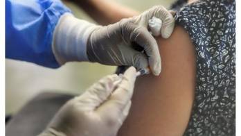 Vacunarán con AstraZeneca a trabajadores de restaurantes y hoteles