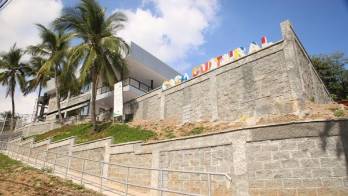 El lugar tiene una piscina al aire libre y áreas de esparcimiento.