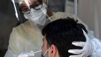 España elimina cuarentena para los contactos estrechos de covid positivo