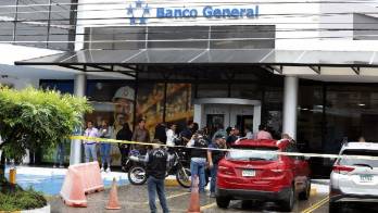 Dos ladrones ingresaron al banco y sustrajeron dinero de una caja, mientras tres sometían al seguridad.