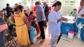 La población panameña acude a las instalaciones de salud a vacunarse.