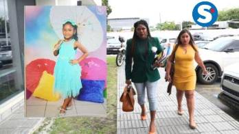 Abogada junto a la madre de Aderlyn al ingresar a la audiencia.