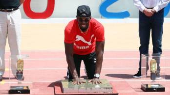 La estrella colocando sus manos sobre el cemento húmedo.