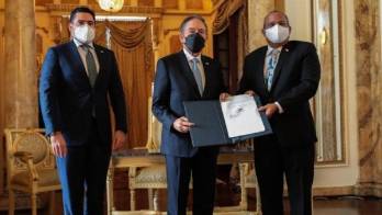 Acto de firma del decreto.