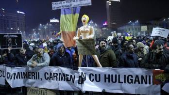 Manifestantes protestan frente a la Sede de Gobierno en Bucarest (Rumania).