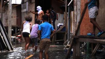 Los niños y adolescentes tienen derecho a vivir con sus familias.
