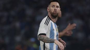 Argentina arranca su defensa al título