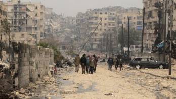 La ciudad está destruida mientras los ataques continúan.