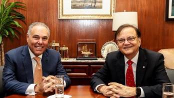 Lewis (izq.) y el ministro saliente Roy.