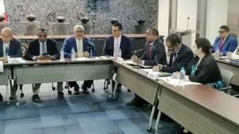 Una comisión técnica revisa el documento.