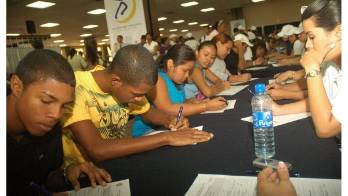 Pese a que muchos jóvenes asisten a las ferias de empleo, las oportunidades de trabajo son muy pocas.