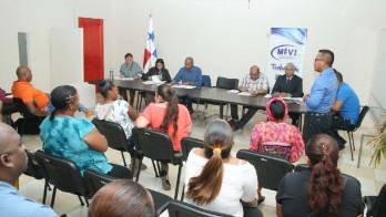 Autoridades y grupos precaristas dialogan.