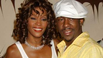 Lo acusan de lucrar con el nombre de la cantante.