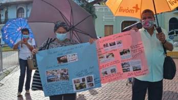 Afectados por el jarabe contaminado salieron a protestar a la Presidencia