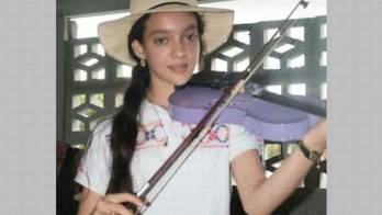 Es ella es la chica virtuosa del violín folclórico